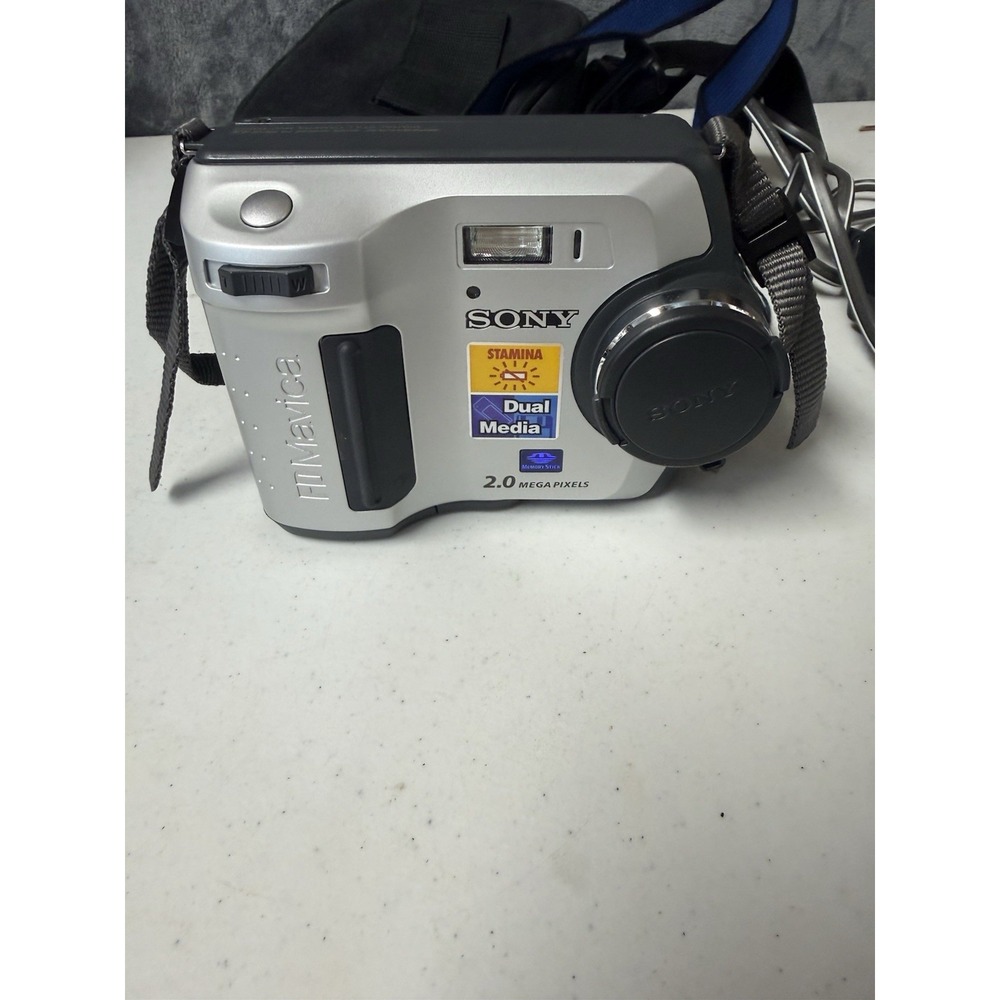 Sony Mavica MVC-FD200 Digital Camera 2.0MP Tested And Works With Bag And Cords